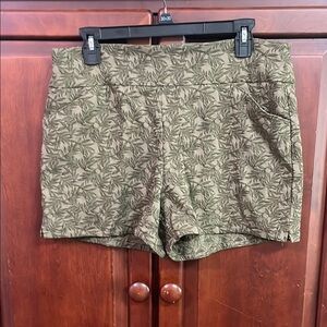 Versona Green Cargo Shorts with Elastic Waistband